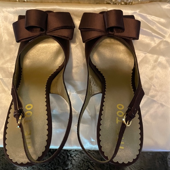 Me Too Rich Brown Satin Peep Toe 4" Heels Size 7M - Picture 4 of 9